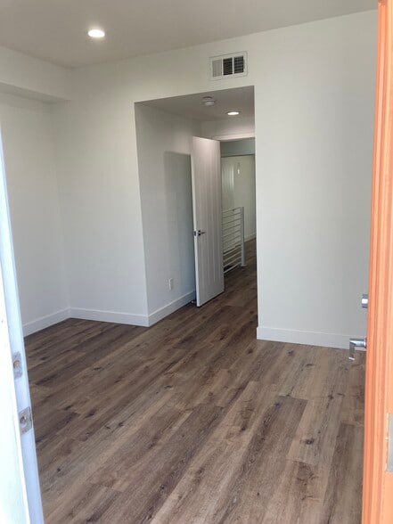 Building Photo - 648 N Serrano Ave