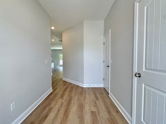 Building Photo - AVAILABLE OCTOBER 2025 [PET FRIENDLY]