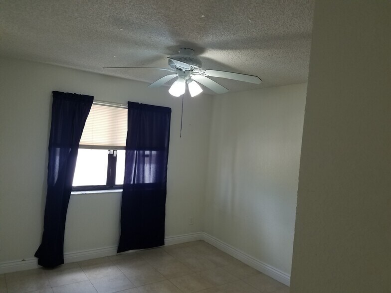 Building Photo - 570 S Park Rd