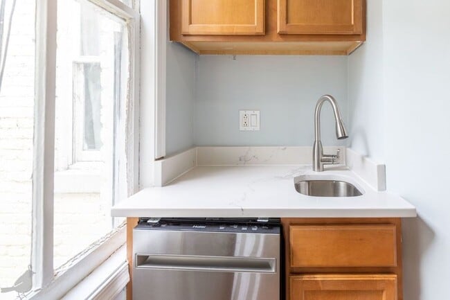 Building Photo - Terrific Two Bedroom Gem in Georgetown! Pa...