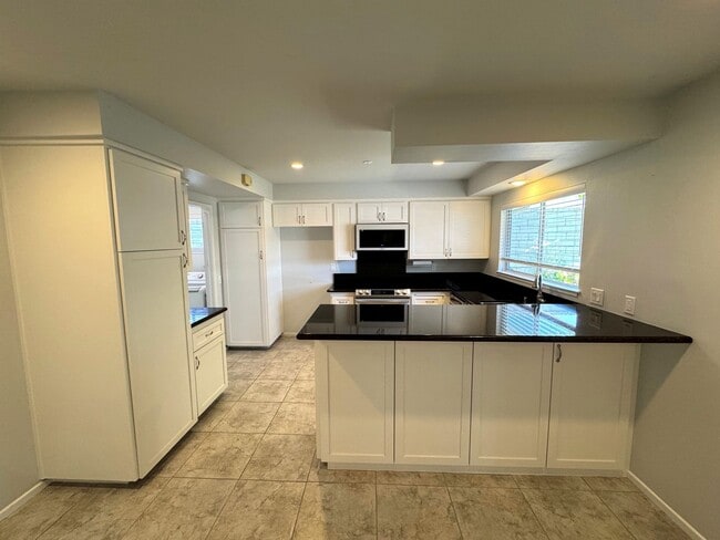 Building Photo - Spacious East Ventura 4 Bedroom Home – Sin...