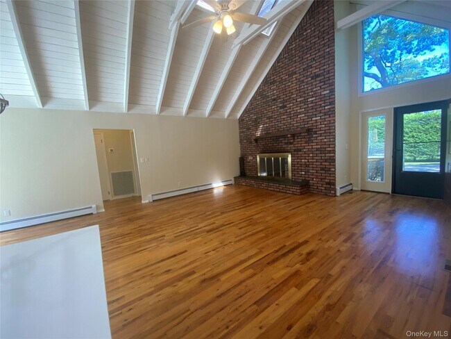 Building Photo - 15 Crestview Dr