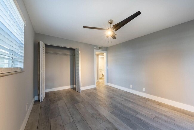 Building Photo - 922 Flanders T