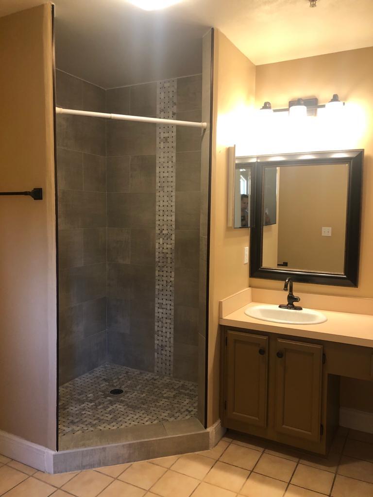 Building Photo - 755 Cove Way