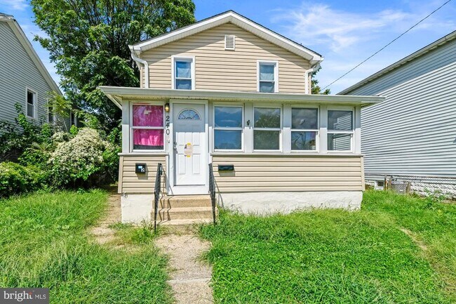 Building Photo - 240 Riverview Ave