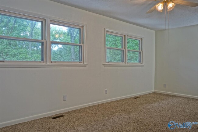 Building Photo - 3038 Heatherhill Dr SE