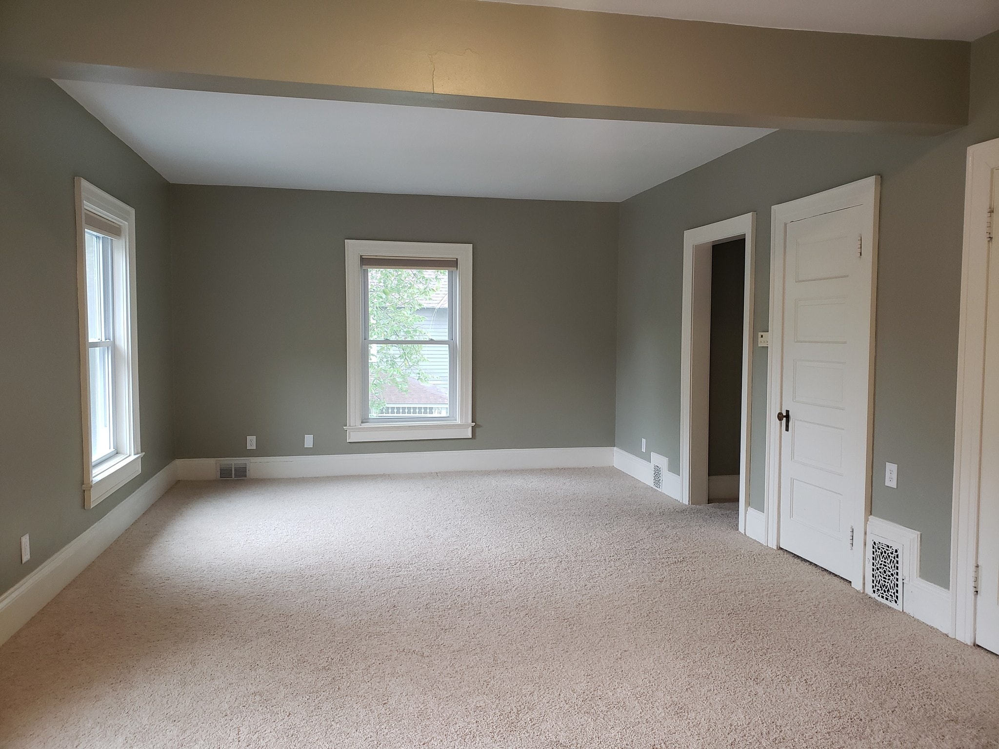 Living Room - 454 W Wisconsin Ave