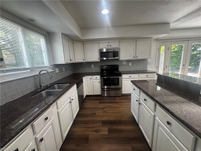 Building Photo - 4033 Foxwood Dr