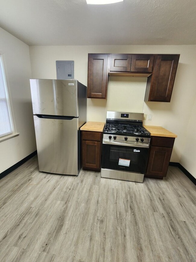 Building Photo - 4 Bedroom Clean House For Rent