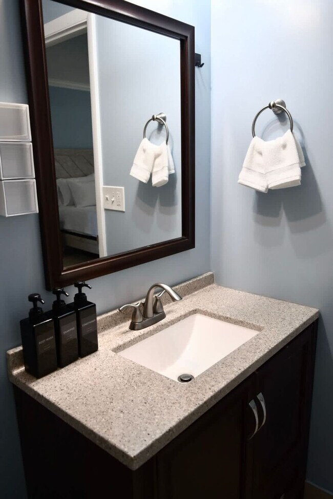 Building Photo - 4211 NE 13th Ave