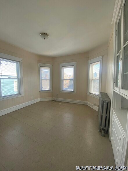 Building Photo - 175 River St