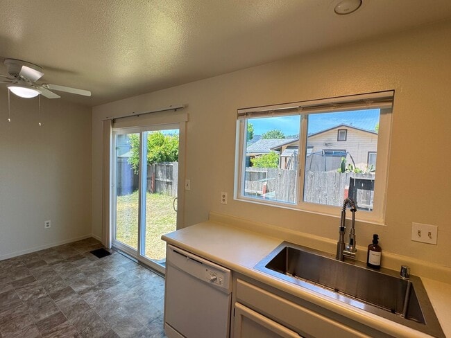 Building Photo - Charming 3 bedroom 1.5 bathroom Two story Town House with an attached garage.