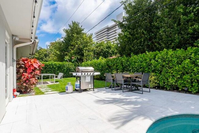 Building Photo - 2112 NE 32nd Ave