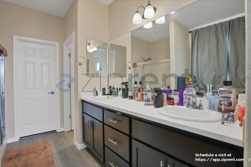 Building Photo - 1104 Greenbrier Dr