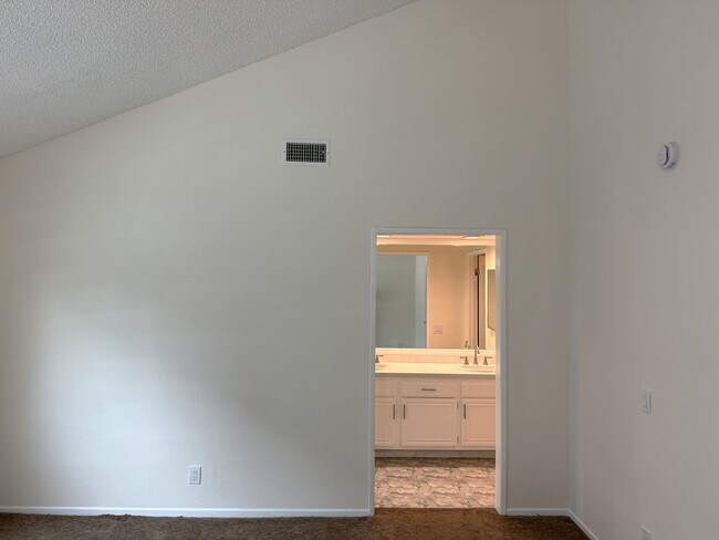 Building Photo - 2 + 2.5 Santa Monica Condo townhouse