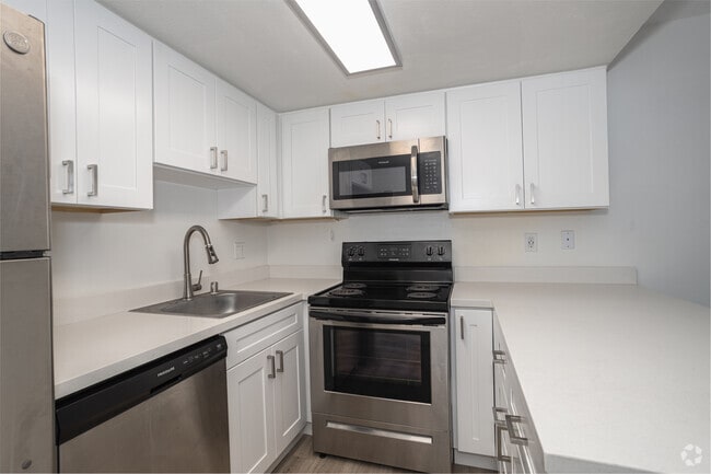 2BR, 1BA - 913SF - The Continental (03/26)