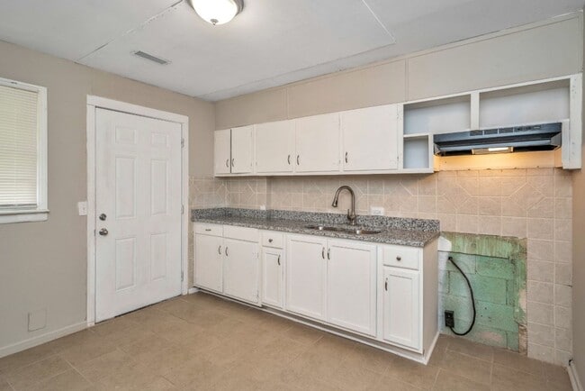 Building Photo - Don’t Miss This Beautifully Renovated Home...