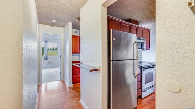 Building Photo - Light filled top floor condo.