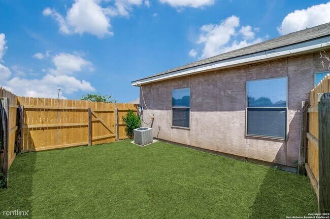 Building Photo - 3 br, 2 bath Duplex - 5827 Golf Bend 2