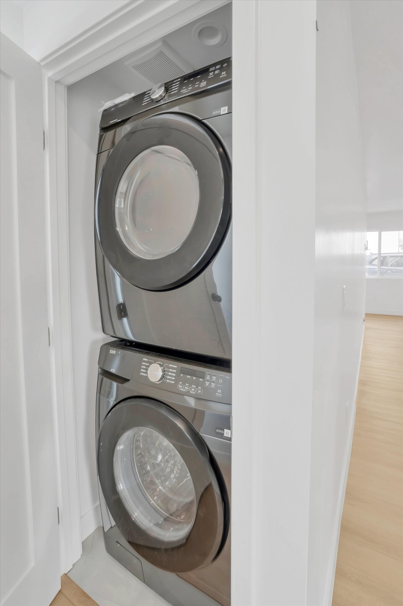 Building Photo - 2116 E 2nd St