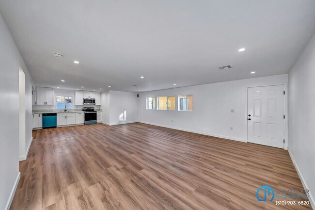 Building Photo - 11845 Hamlin St