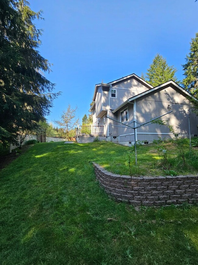 Building Photo - Beautiful 3 bed 3 bath family home in a ni...