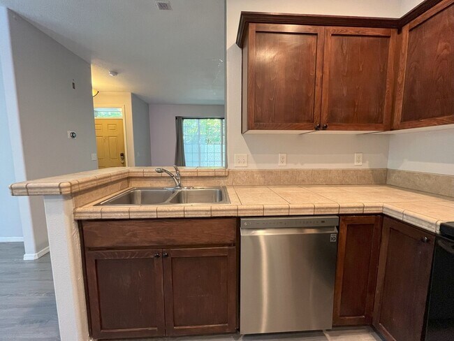 Building Photo - Charming 3-Bedroom Home with Open Layout, ...