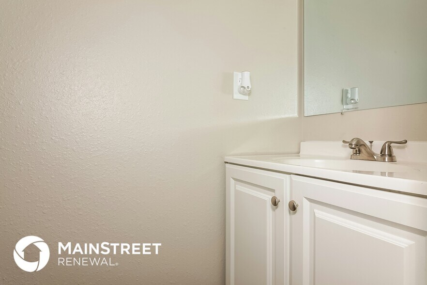 Building Photo - 544 River View Dr