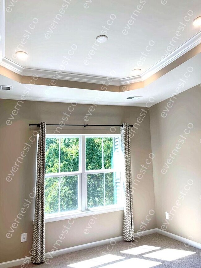 Building Photo - Gorgeous 3-Bedroom Townhouse with Modern C...