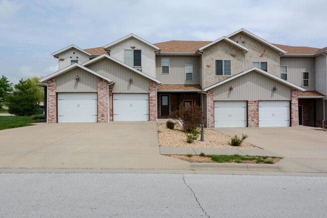 Primary Photo - Beautiful 3 Bedroom 2.5 bathroom with garage parking Townhouse in Ozark, MO!