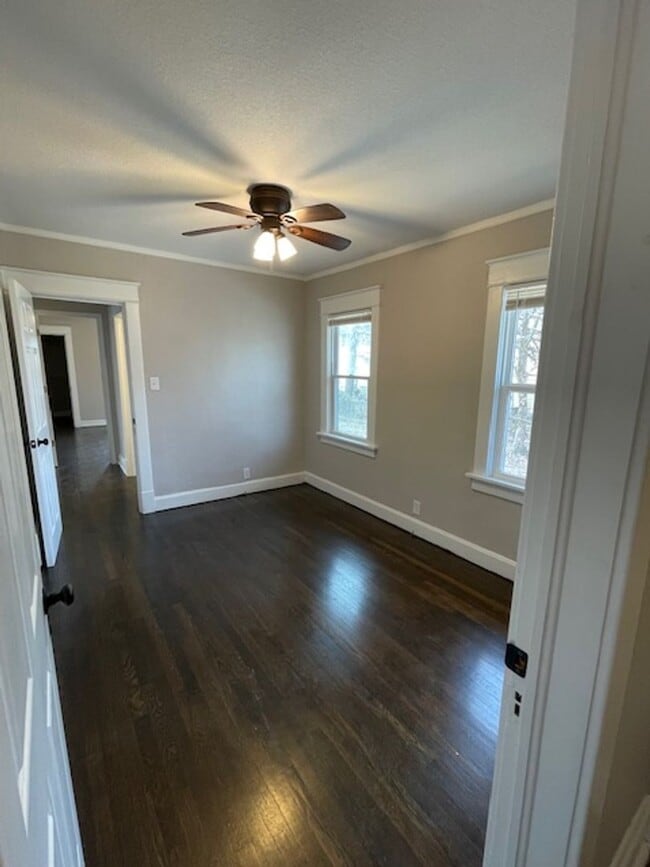 Building Photo - 3bd/1ba Home, Large Yard!! Half off 2nd Mo...