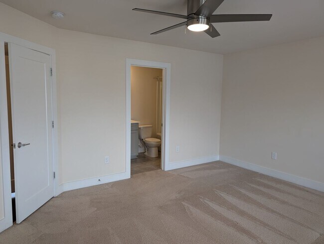 Building Photo - Georgeous townhome located in the Central ...