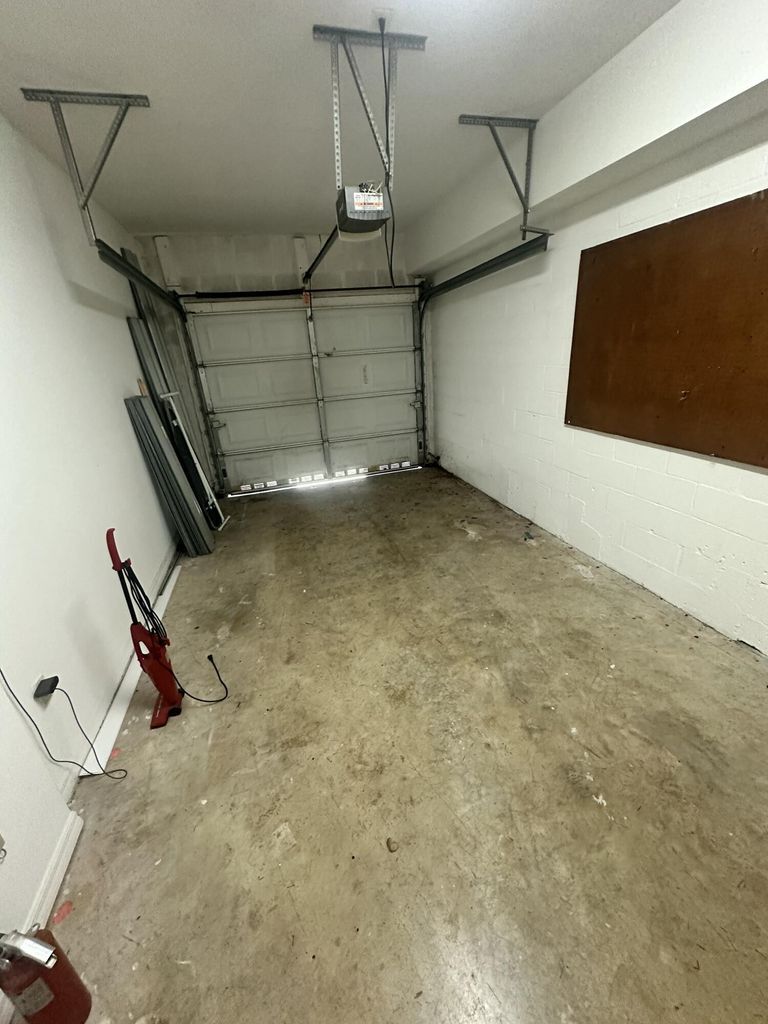 Building Photo - 220 Crestwood Cir