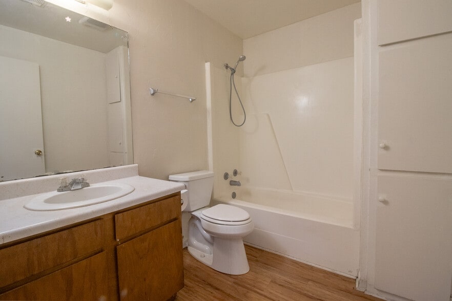 Building Photo - 611 Peterson Dr