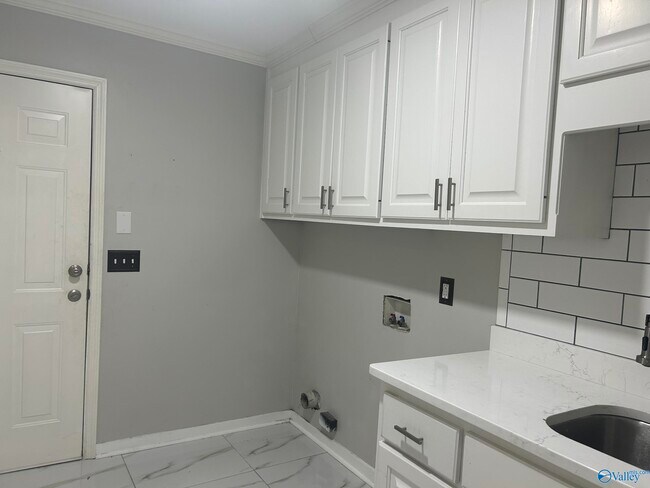 Building Photo - 2012 Fairway Hills Dr