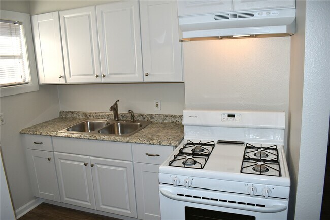 Building Photo - 2524 Binz St