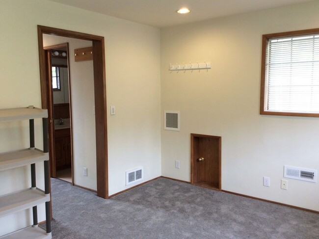 Building Photo - Large Remodeled 5 bed/3.5 bath with Attach...