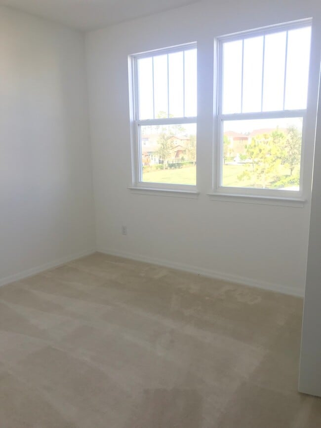 Building Photo - 5 Bedroom 3.5 Bathroom Family Home at Wind...