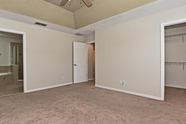 Building Photo - 807 Featherstone Ln