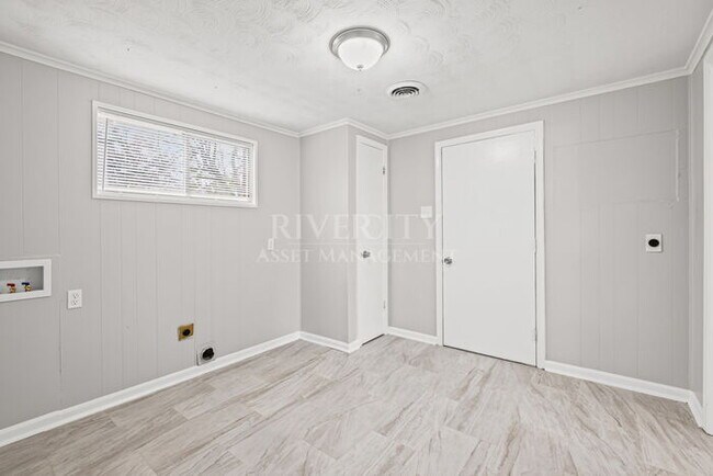 Building Photo - DON'T MISS OUT ON THIS BERCLAIR BEAUTY!!!!!!! Section 8 Welcomed !!!!