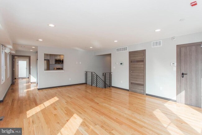 Building Photo - 2553 Montrose St