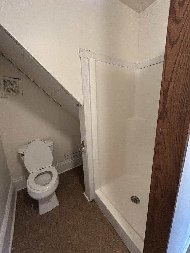 Building Photo - 4 bed 1 bath close to Water St, biking/walking trails, and Sonnentag, Available June 1st!