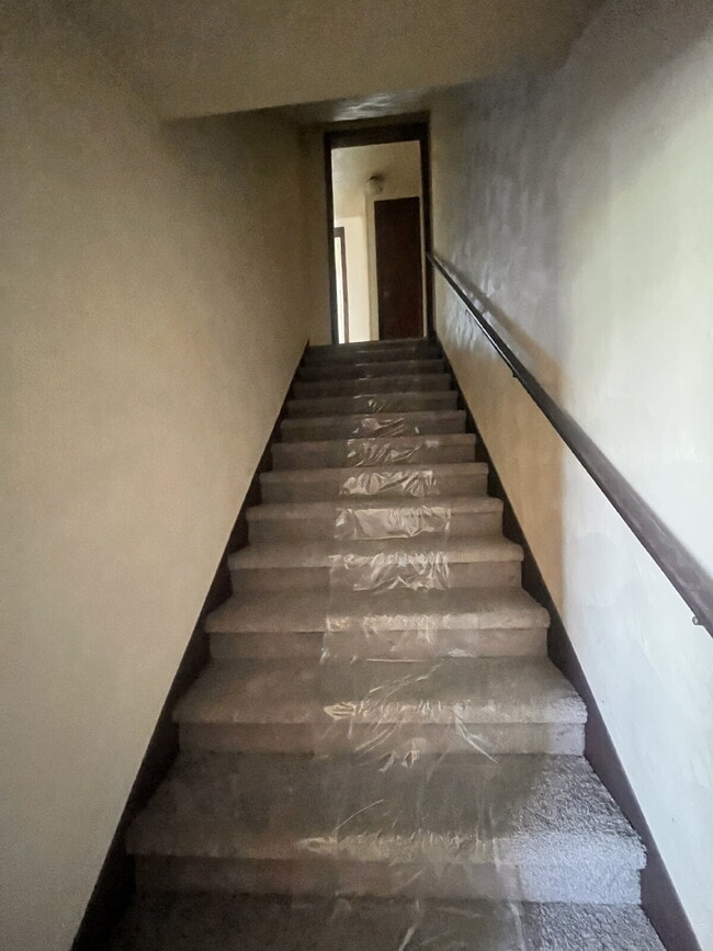 Building Photo - 2 Bedroom Townhouse Available!!