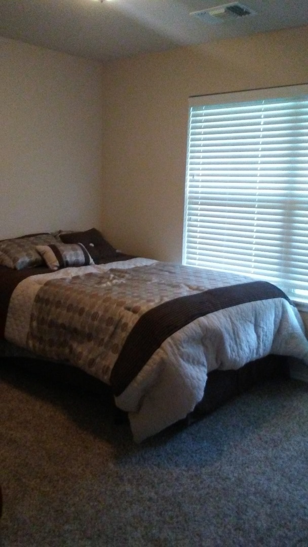 Building Photo - 3 bedroom home in a great neighborhood