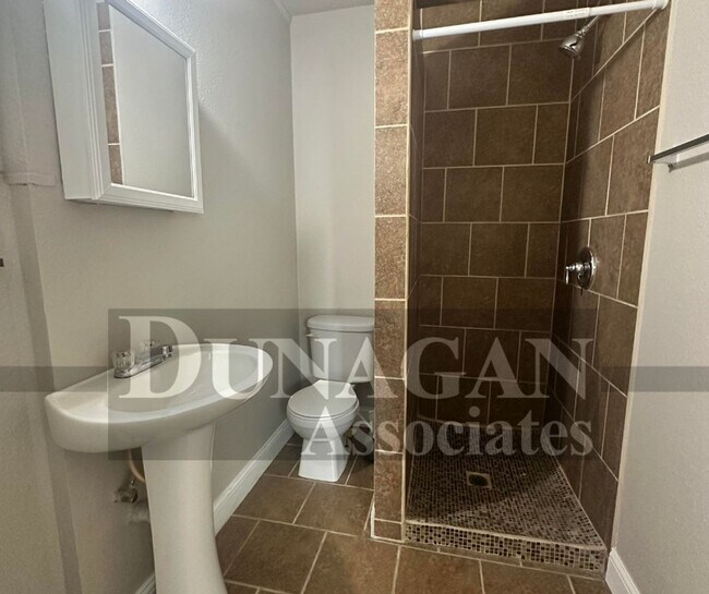 Building Photo - 2215 Turner St