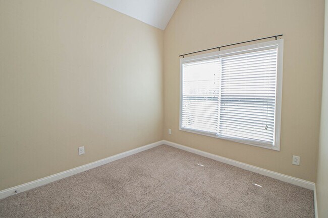 Building Photo - 809 Carousel Ct