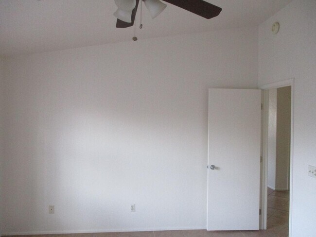 Building Photo - 2 Bedroom, 2 Bath