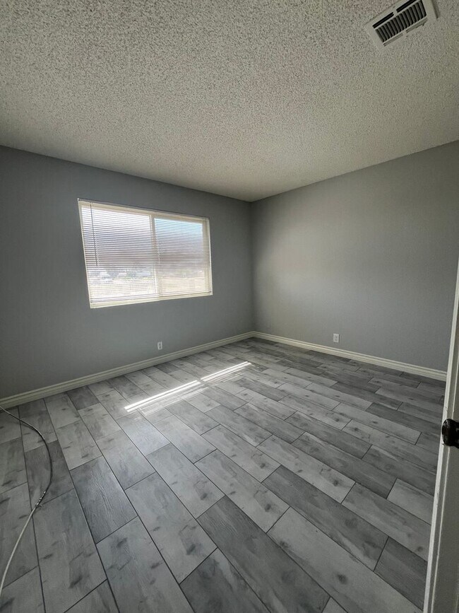 Building Photo - 700