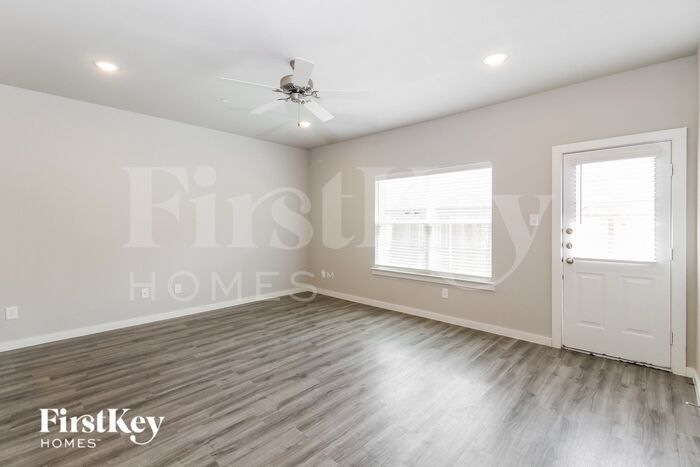Building Photo - 610 Ava Trl
