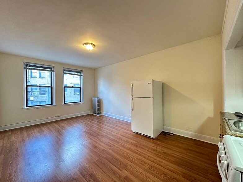 Building Photo - 3335 W Diversey Ave